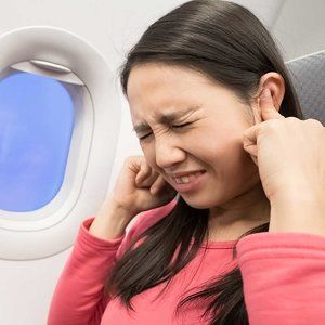 Muaxeotocu.vn xin hướng dẫn cách khắc phục ù tai khi đi máy bay.