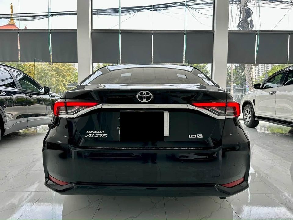 đường gân đuôi xe Toyota Corolla Altis 2022 cực kỳ sắc nét