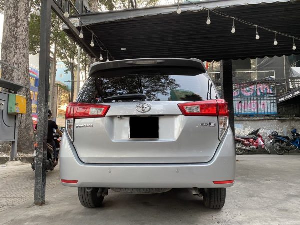 Đuôi xe Toyota Innova 2019 2.0E