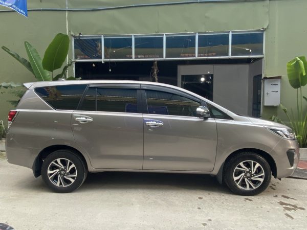 Bề ngoài xe lộng lẫy với màu bạc sáng bóng của Toyota Innova G 2020
